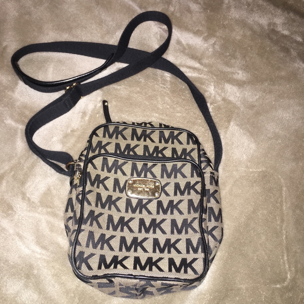Michale kors Cross body purse